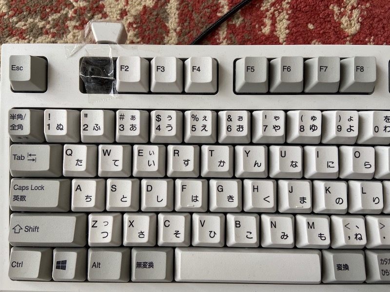 いきなりF1キーを「邪魔だから」と引っこ抜くアネサマ。Excel使いで参照セル確認のF2を多用するためだそうだ