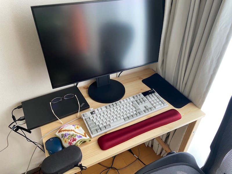 狭いワークスペースではけっこうギリギリのレイアウト。住宅事情が許せば腰に優しい電動昇降デスクがほしいところ