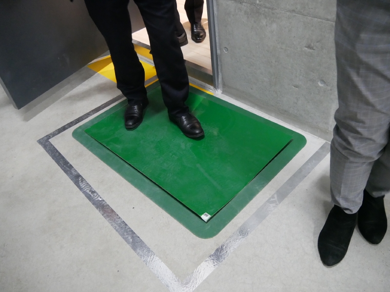 除塵粘着シートを設置している