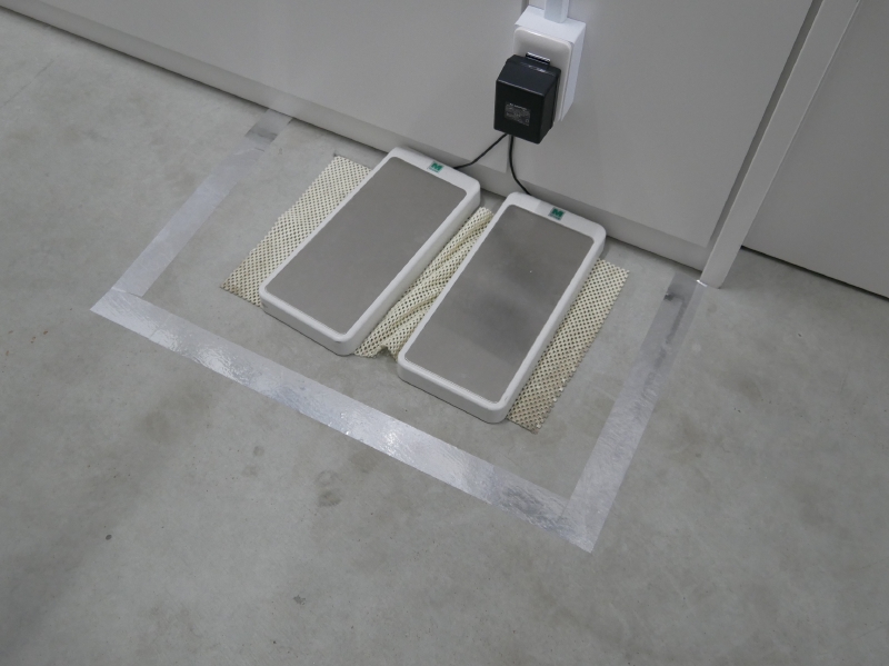 静電気対策として、靴の静電気を除去する装置もある