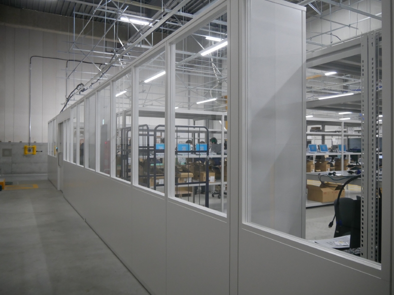 見学エリアを用意してキッティングの様子を見られるようにしている。今後、積極的に公開していくという