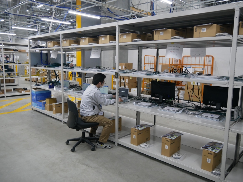 作業レーンは4段になっており、作業用のPCは、中央の2段に置かれている