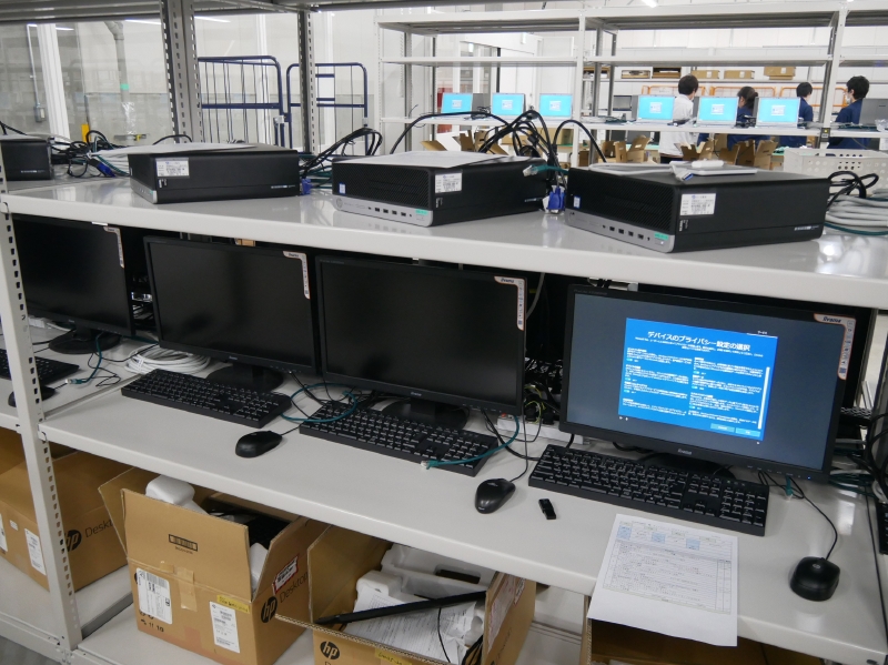 こちらはデスクトップPCのキッティング、ディスプレイは常設されたものを使用する