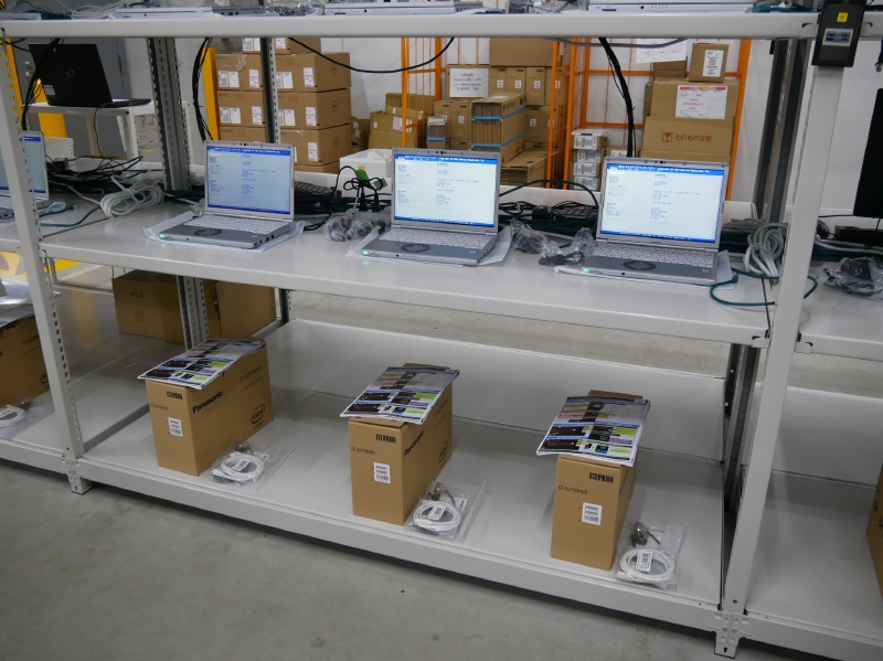レッツノートのキッティングの様子。下の段には梱包箱と同梱物、新たに付属されるケーブルなどが用意される