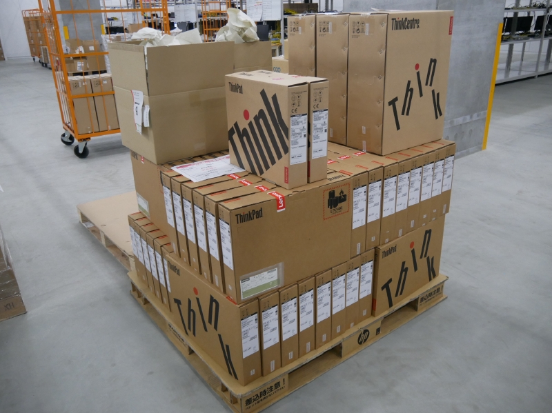 キッティングエリアに入荷したPC。富士通やDynabook、デル、Appleなど、さまざまなメーカーのPCが入荷している