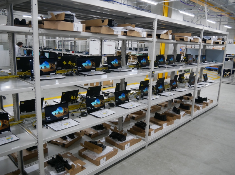 ノートPCは24台を同時に作業。裏側の作業レーンにも同じ台数が設置されている
