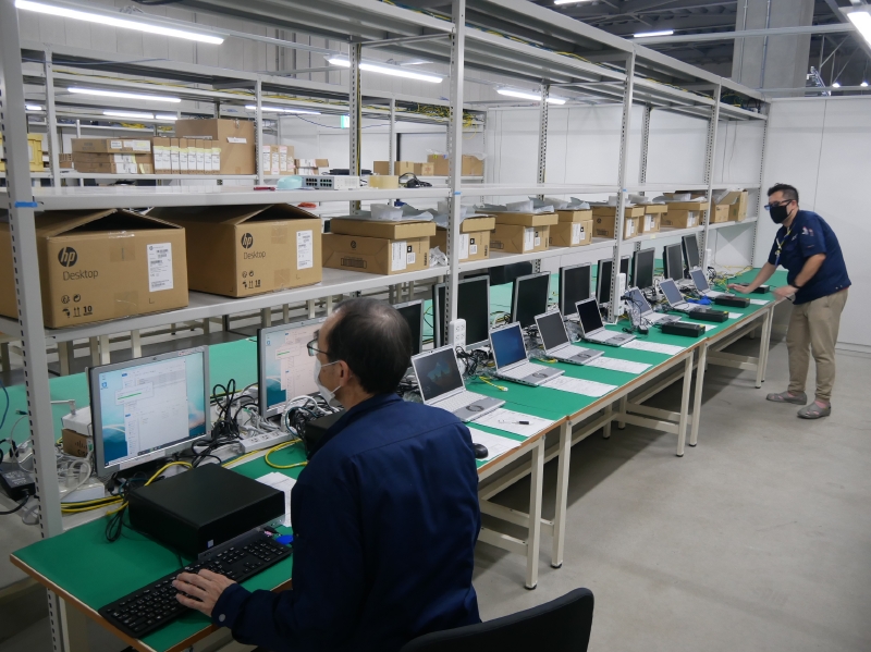 ライフサイクルエリアでのクローニング作業の様子