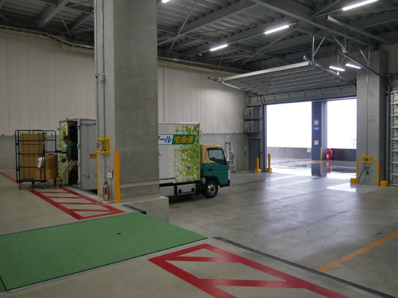 緑色の部分がドックレベラー。上下して荷物の積み下ろしをサポートする