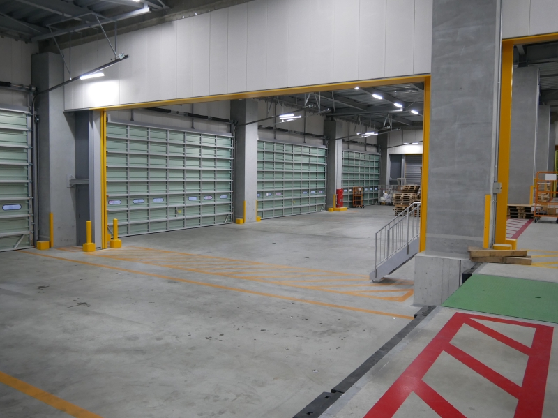 最大9台の10tトラックつけられる