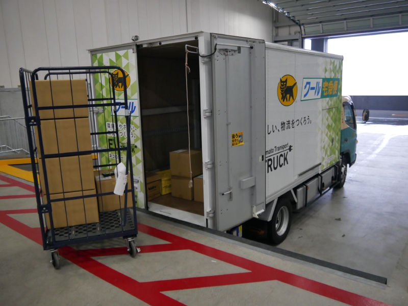 トラックに積載しているところ