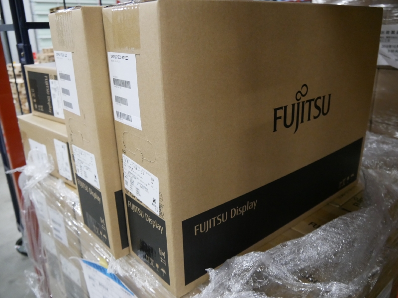 ディスプレイなどの周辺機器も保管している