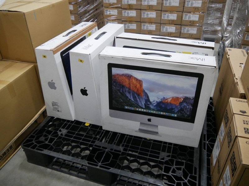 キッティングエリアに入荷したPC。富士通やDynabook、デル、Appleなど、さまざまなメーカーのPCが入荷している