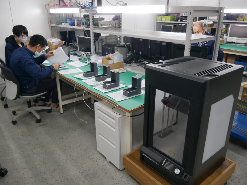 3Dプリンタのリペアも行なっている(手前)