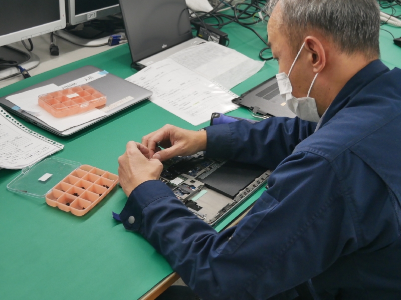 ノートPCのリペアを行なっているところ