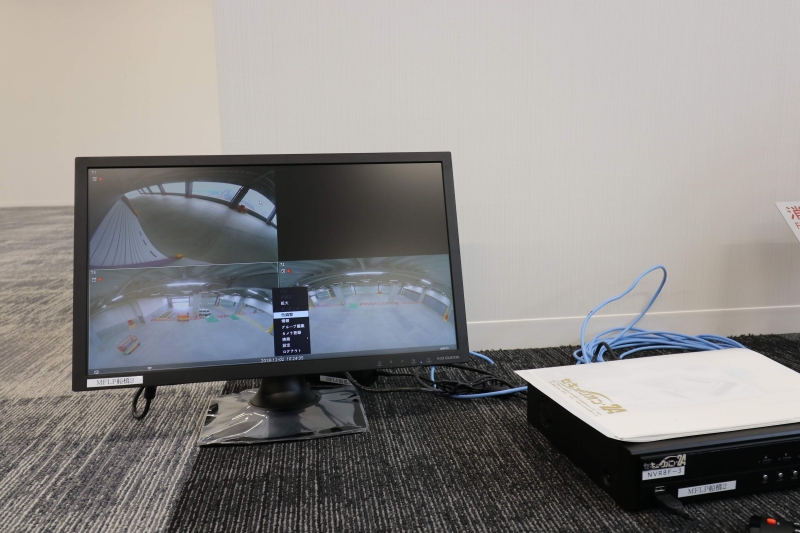 監視カメラの映像を表示している様子