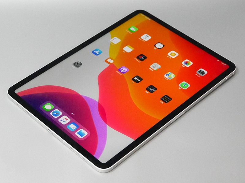 縦向きに表示した状態。ホームボタンがなく、額縁が細い全面ディスプレイのデザイン