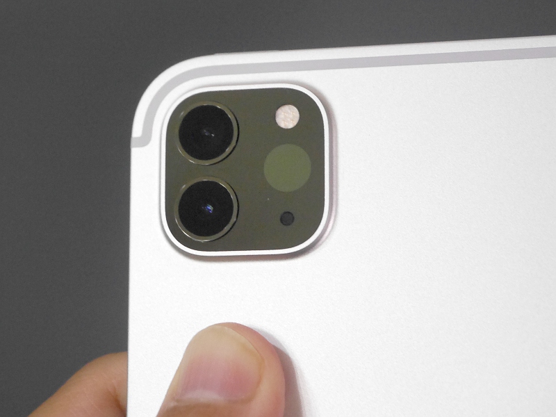 カメラ部は超広角レンズが搭載されたことでiPhone 11的なデザインに。隣にはLiDARスキャナを搭載する