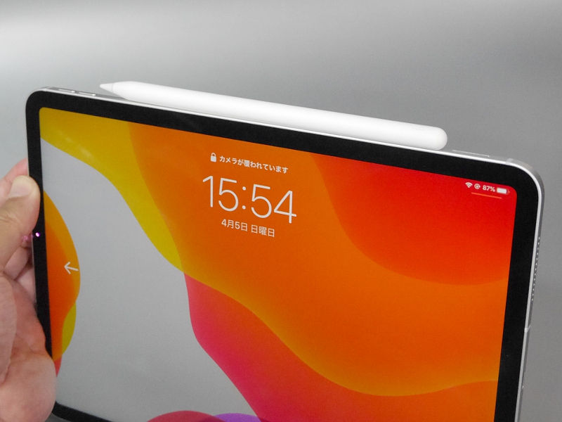 上面にはApple Pencilを吸着させ、充電を行なうことが可能だ