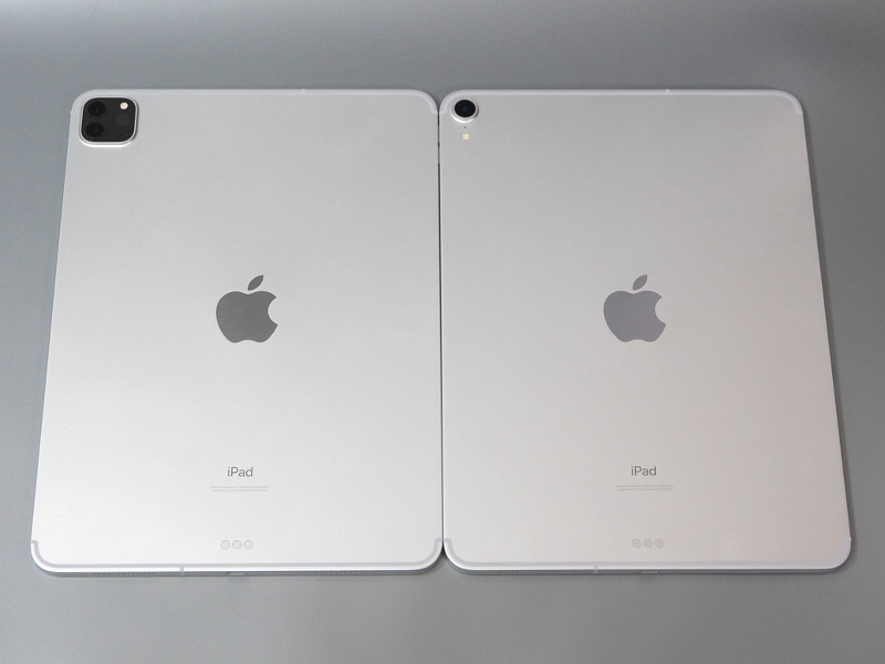 背面の比較。カメラ部の形状は外見上の唯一ともいえる相違点だ