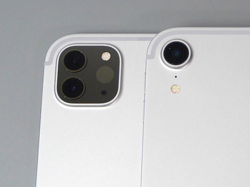 カメラ部のアップ。上下2つのレンズ(超広角、広角)が並ぶ。右側は距離計測に使うLiDARスキャナ