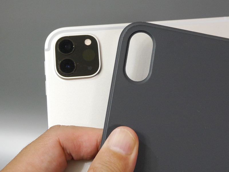 従来の「Smart Keyboard Folio」はカメラ穴が小さいため本製品には非対応。モデルチェンジした新しい「Smart Keyboard Folio」を買い求める必要がある