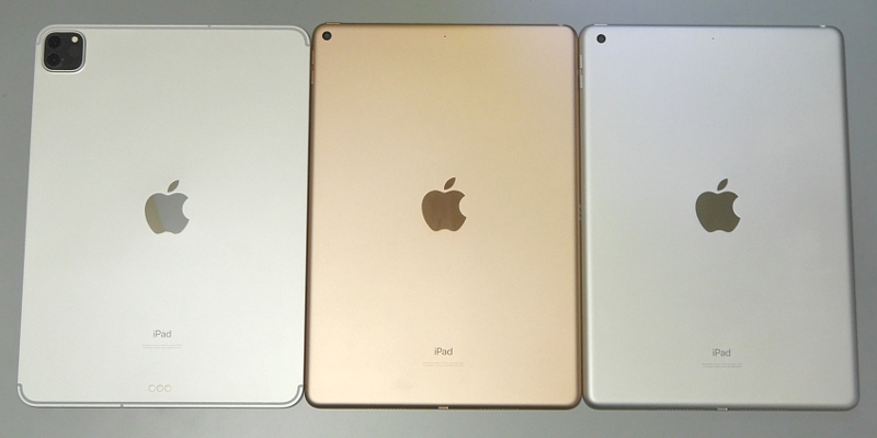 背面。カメラ部の違いが目立つ