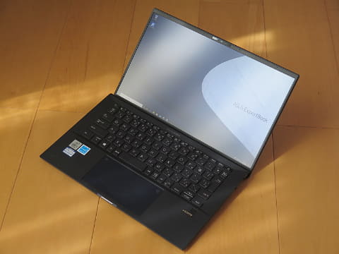 Hothotレビュー】重量870gのスタイリッシュモバイルノート、ASUS