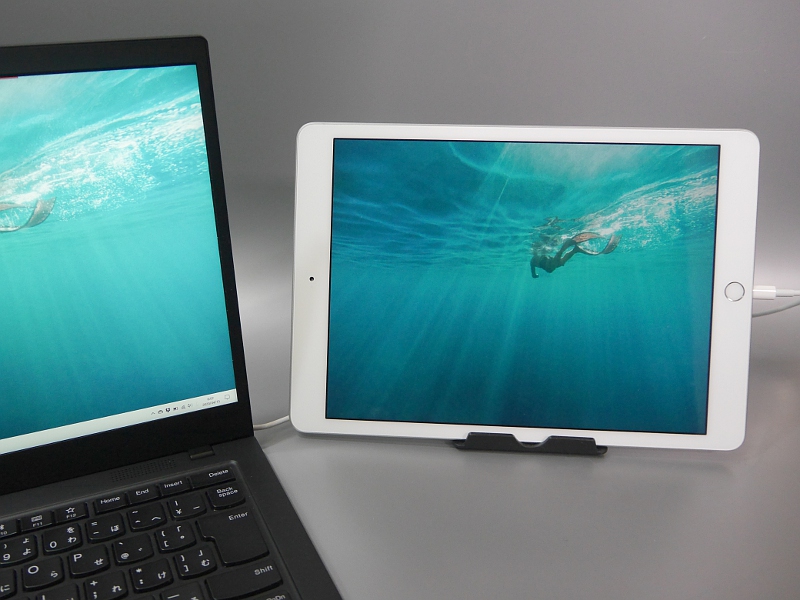 iPad(10.2型)を接続した状態。サイズ的にも十分実用的だ。縦向きに設置するのもありだろう