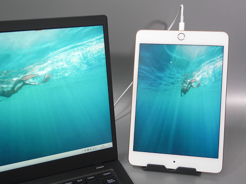 iPad mini(7.9型)を接続した状態。さすがに画面は小さめだが、縦向きにすると高さも同等になり、十分に実用的だ