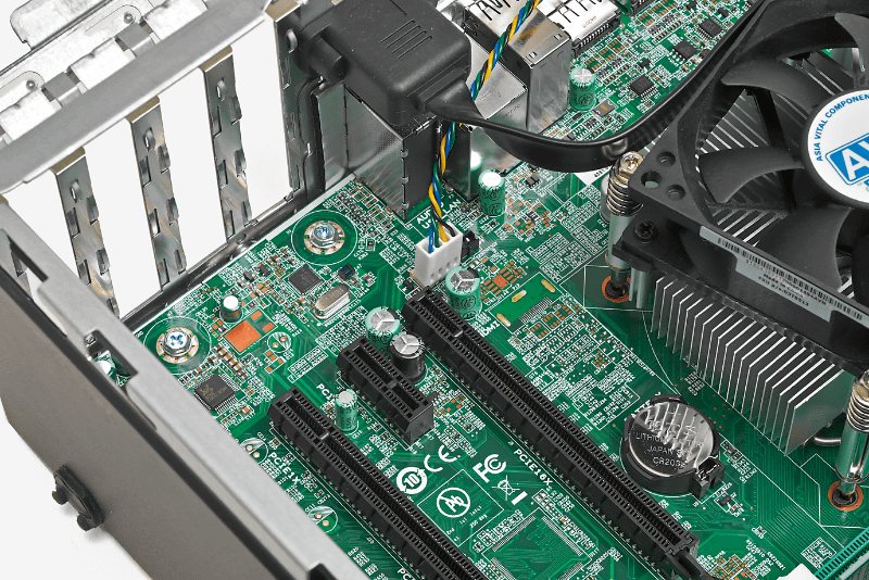 ビデオカードはPCI Express x16スロットに取り付けて利用する。最近のビデオカードはほとんどが2スロット分以上の厚みがあるので、空きx16スロットの隣にも空きスロットがあることも確認したい。また、ほとんどのスリム型PCはLow Profileサイズのみの対応だ