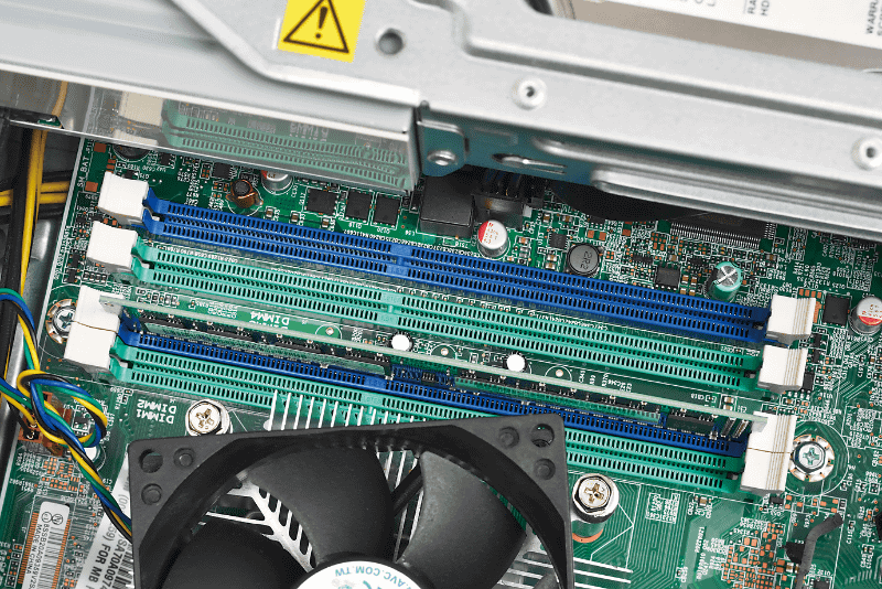 最近のゲームは8GB以上のメモリを求めることがある。中古のデスクトップPCは4GBしか搭載していないことも多く、8GB以上に増設できるか確認しておきたい。また、メモリを増設する場合は、対応するメモリがDDR3なのかDDR4なのかの確認を忘れずに