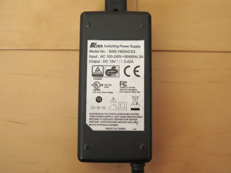 ACアダプタは19V/3.42Aのタイプ。なお、試作機ではPSE未取得だった