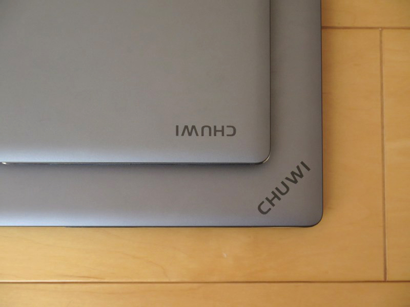 上がAeroBook Pro 15.6、下がLapBook Plus。ロゴの印字方向も異なる