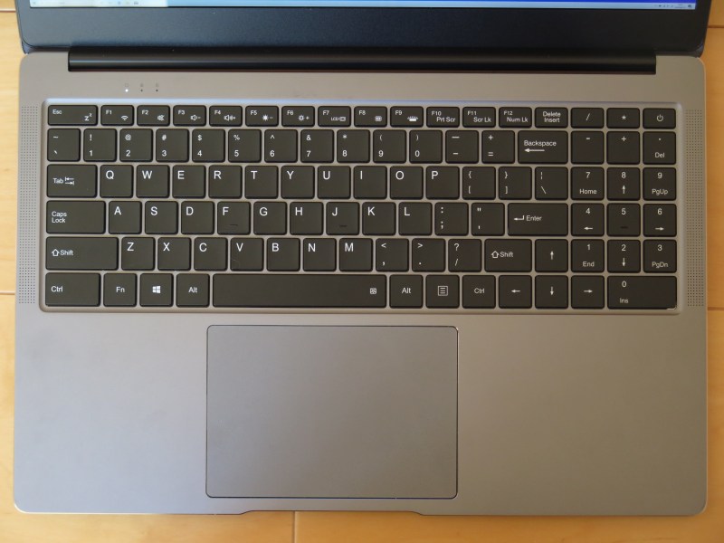 キーボードは英語配列でテンキーつき。ただしテンキー側にエンターがないので使い勝手はよくない