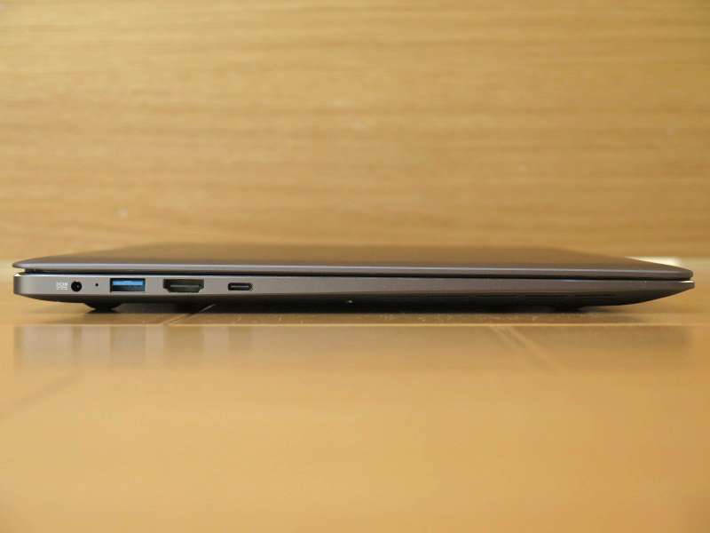 左側面のインターフェイスはDC入力、USB 3.0、HDMI、USB Type-C