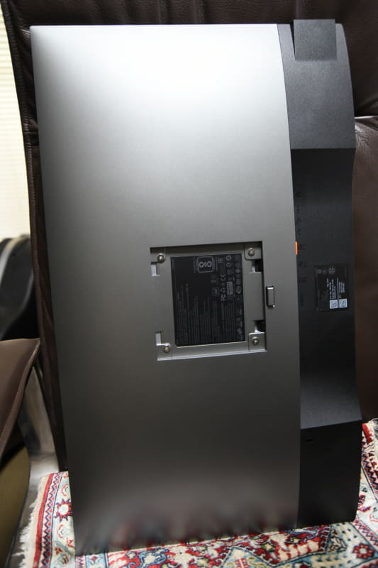 工具なしで背面にスタンドが取りつけられる