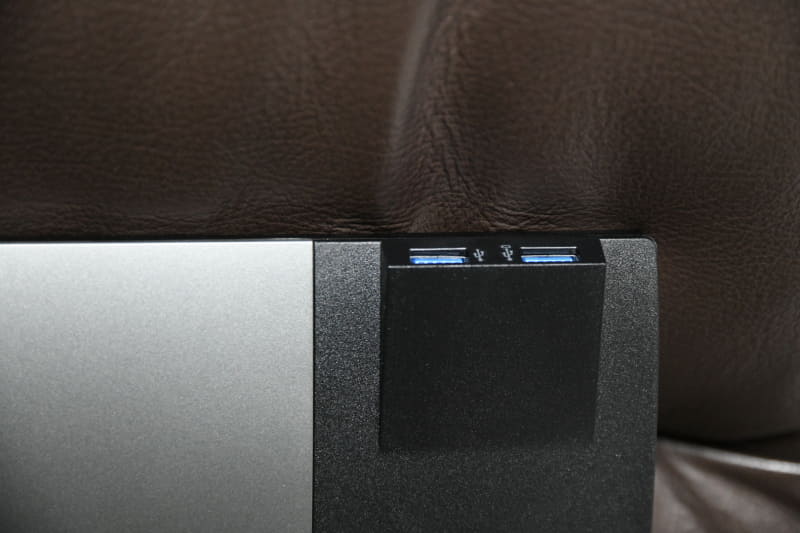 左側面にはUSBポートが2つ