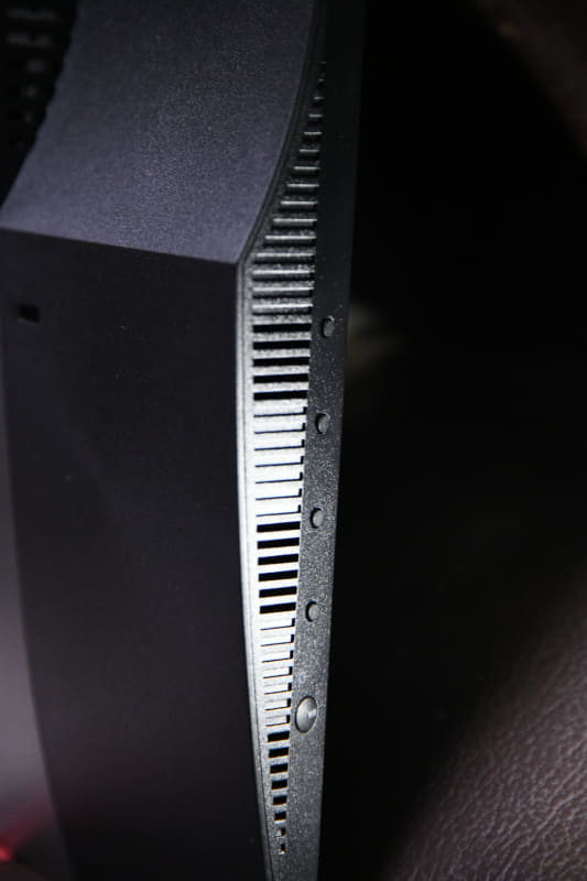 底面にはOSDメニューを操作するボタン