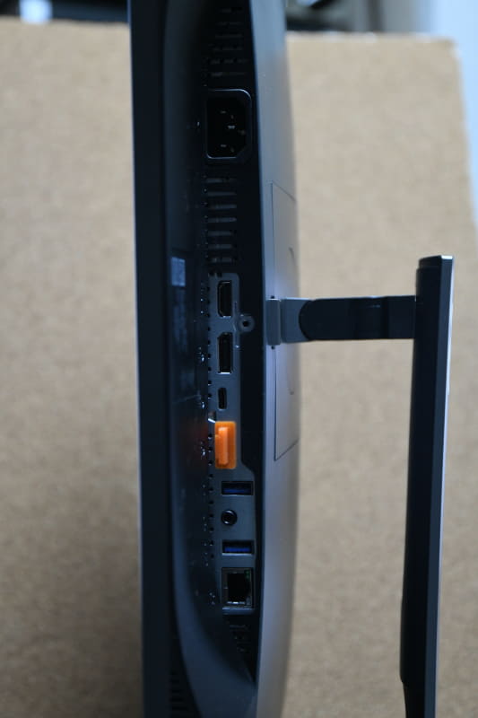 スタンドに取りつけて縦方向に回転させてみたところ。オレンジ色のカバーがついているのはDisplayPort出力端子で、ケーブル1本でもう1台のディスプレイを拡張できる
