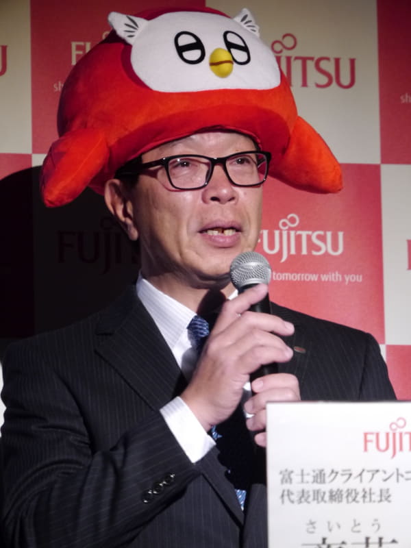 2018年1月の会見でふくまろを発表。齋藤社長はふくまろのかぶりものをして登壇した