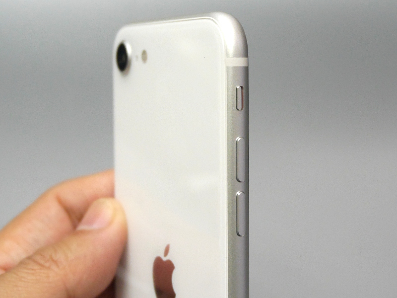 左側面には音量ボタン、サウンドオン／オフボタンを搭載する