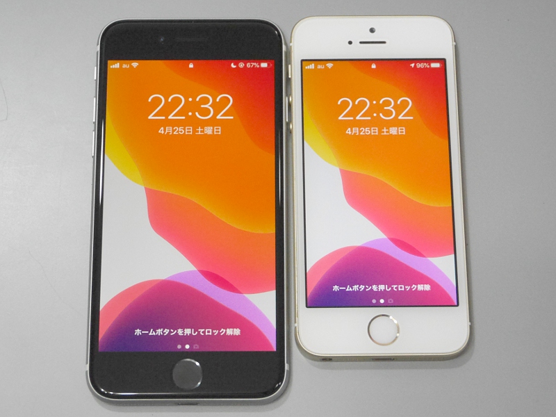 第1世代のiPhone SE(右)との比較。型番は同一だがまったくの別物だ