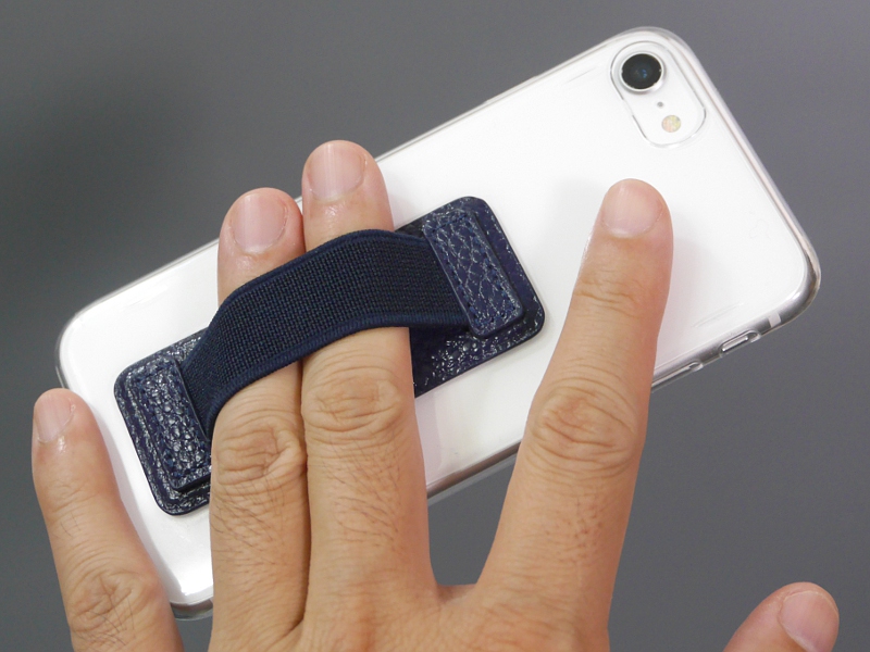 側面が垂直にカットされていた第1世代のiPhone SEと違い、片手で握るのは難しい。筆者は早々にあきらめて背面に貼り付けるバンドを導入した