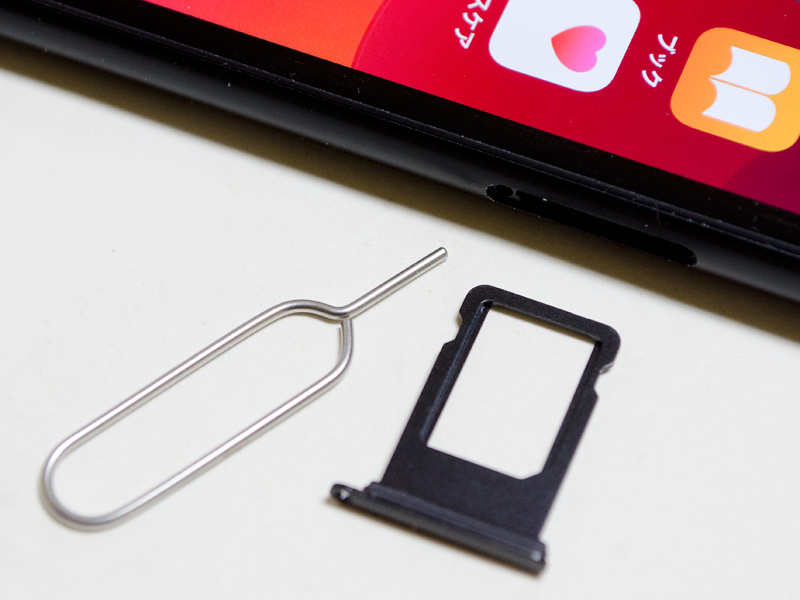 Nano SIMスロット付近とイジェクトピン。Dual SIMだが1つはeSIMなので、物理的には1スロット。イジェクトピンが平らなタイプからピンタイプに変わった