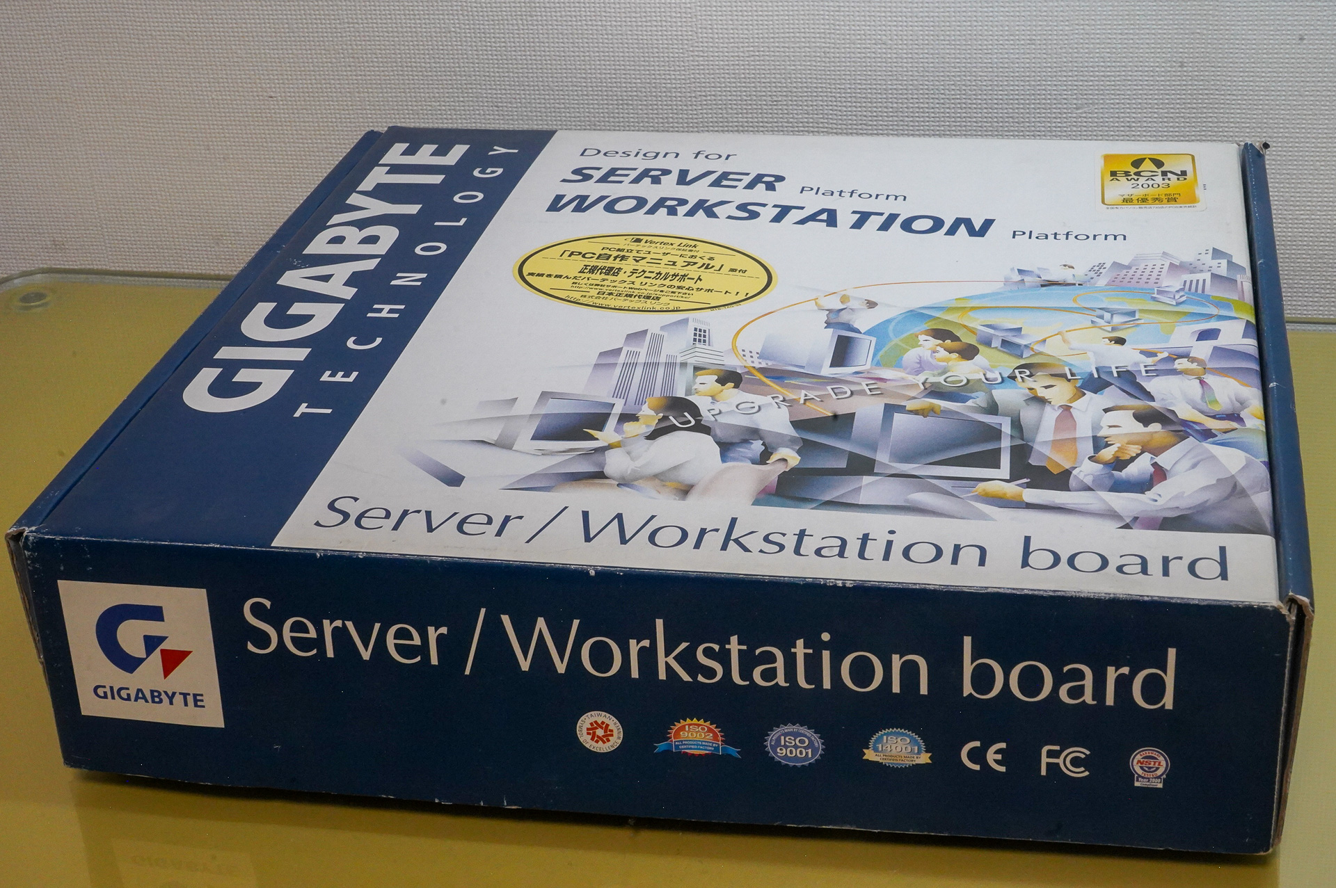 GA-7DPXDW+、当時のGIGA-BYTE製品はみなこのテイストの外箱だった