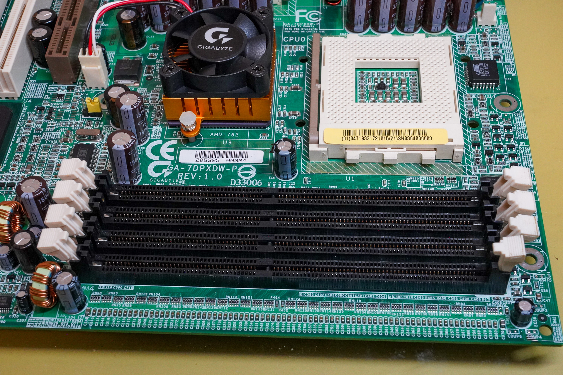 メモリソケット、Registered DIMM、Unbuffered DIMMに両対応。メモリはDDR266
