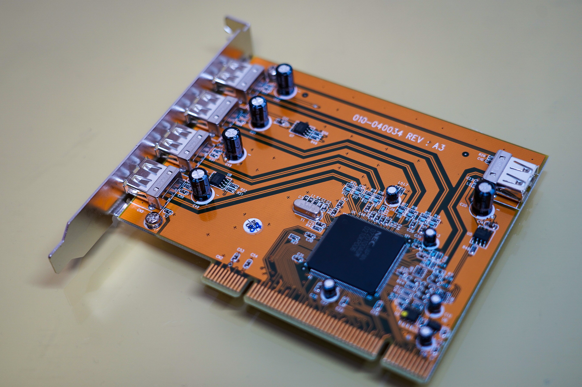 付属のUSB 2.0拡張カード。当時AMD-760MPにはUSBコントローラのバグが発見されており、搭載マザーボードにはこうしたUSBポートを増設する拡張カードがバンドルされていた