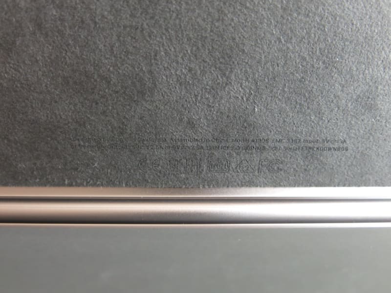 カバー内の下側に認証情報などが記載されている