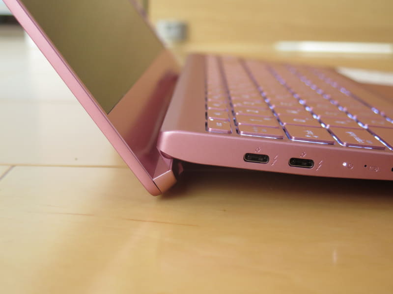 Prestige 14は液晶を開くとキーボードが5度傾斜する。これが吸気性の向上にも一役買う