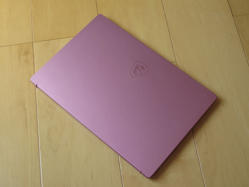 ピンクピンクなPrestige 14。ピンクというだけで女性が惹かれるのだからおもしろい。ただ個人的にはもう少し薄いピンクのほうが良いのではないかと思う